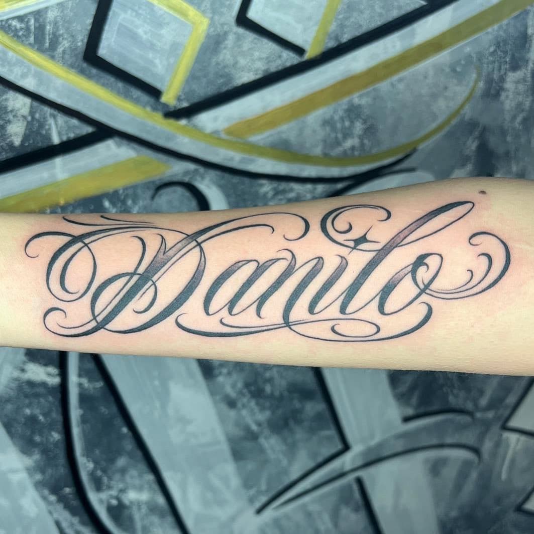 ⚜️Daddy custom name 🩸
done @art_room_tattoohouse 

——————————————

Per info e prenotazioni :
+39 3491335184 
DirectMail.
claudiomarino88@gmail.com

#letteringtattoo #customlettering #tattoodo #chicano #family #tttswrlds #handmadedesign #letters #inktattoo #letteringhustlers #bishoprotary #handmadelettering #tattooworld #inkedmag #freehandletteringtattoo #southitaly #blackletters #freehandlettering #ink #letteringtattoo #lettering #streetstyle #outlinetattoo #familia #bloodfamily #letteringinsoul #dad #father