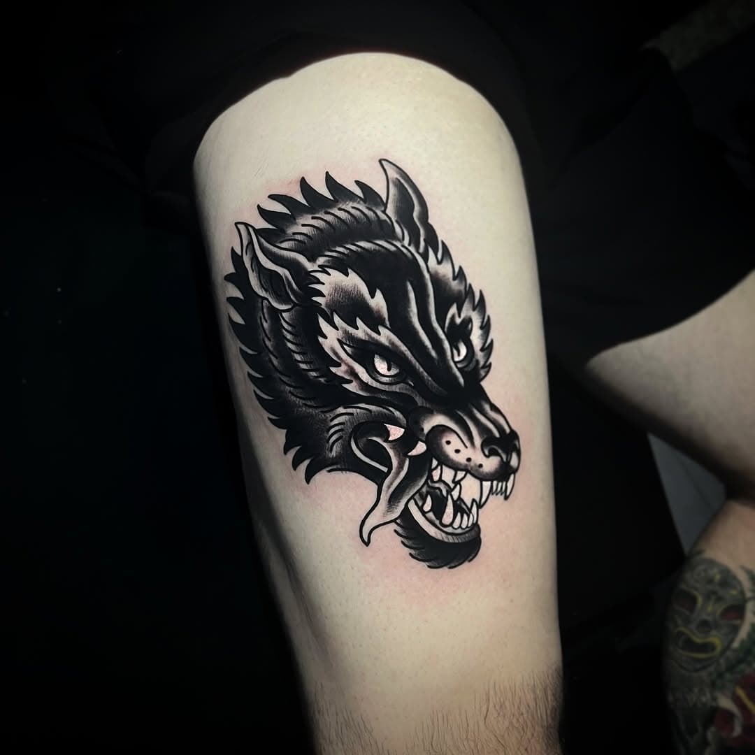 Lobo no estilo tradicional old school, um clássico atemporal. Inspirado pelas raízes da tatuagem ocidental, essa arte carrega força e lealdade, com linhas firmes e contraste marcante. Tradição e atitude unidas na pele!
Agende a sua próxima tattoo!

#oldschooltattoo #traditionaltattoo #lobotattoo #blackworktattoo #tattoosp #tattoobr #tattooart #undergroundtattoo