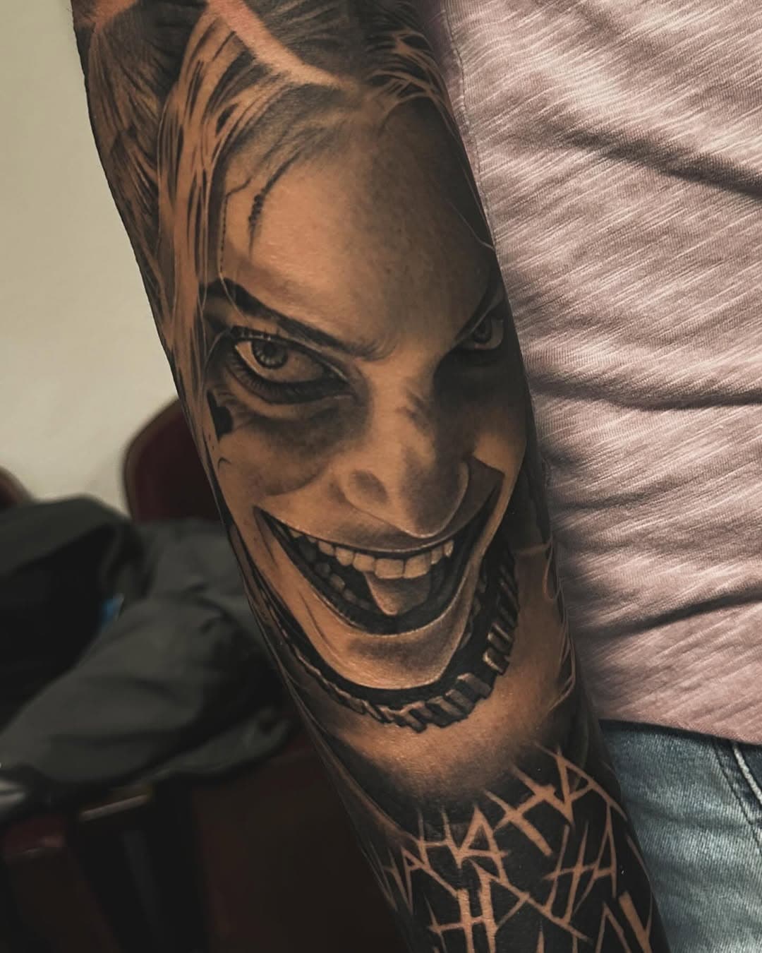 Mais um trabalho realizado aqui no @ritosantigos_tattoo 🇩🇪. Em breve o fechamento desse braço pronto pra vocês. . 
#harleyquinn #suicidesquad #dccomics #arlequina #margotrobbie #hahaha #ritosantigos