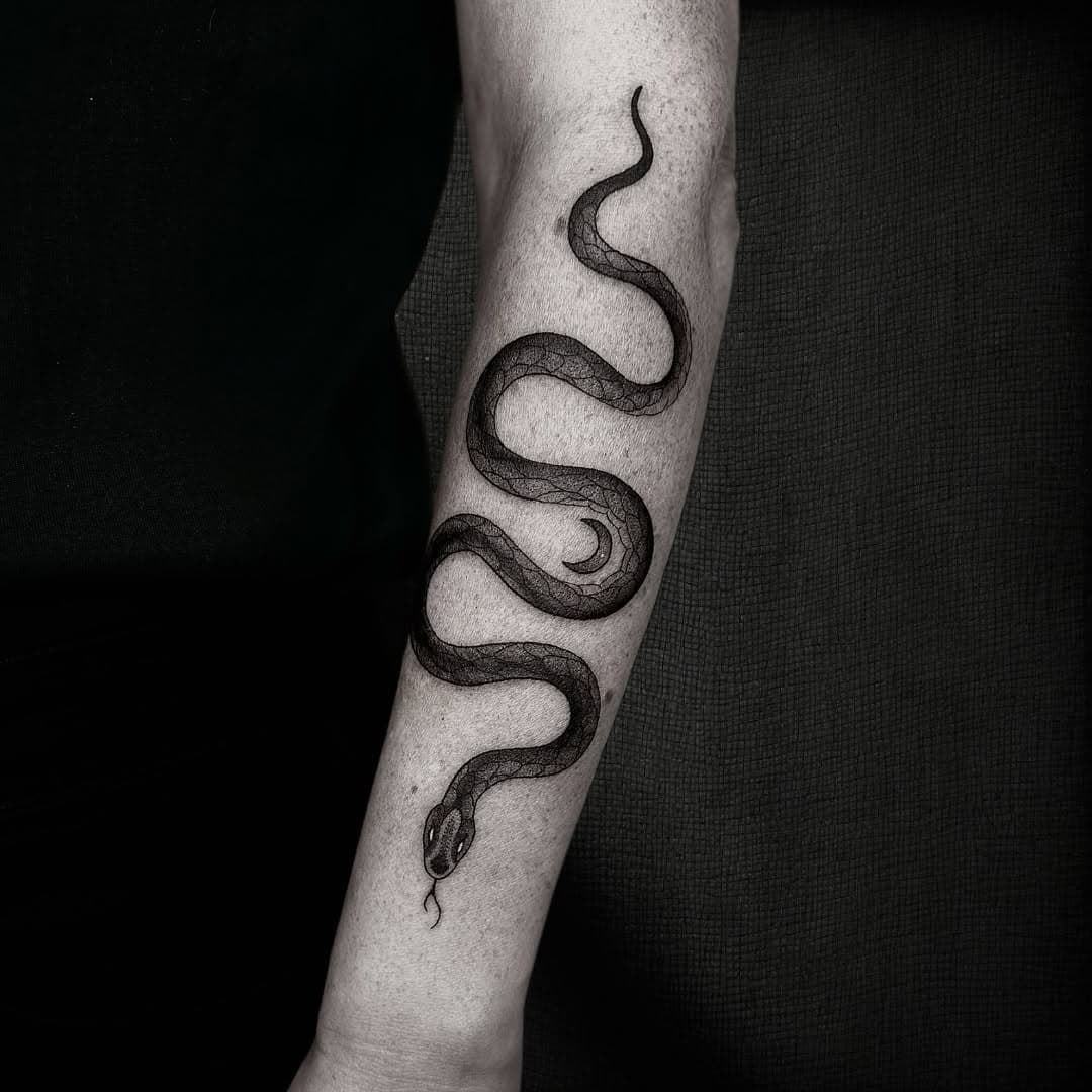 Snake on Karin! Thanks for the trust 🖤
.
.
.
.
.
.
#tattoo #tatuering #vegantattooing #btattoing #tatsoul #darkartists #femaletattooworker
#instagood #postoftheday #d_world_of_ink #tatouage #blackandgreytattoo #onlythedarkest #bnginksociety #tattoowork #tattoonation #inkstinctsubmission #blxworkers #artesobscurae #stockholmtattoo #snaketattoo