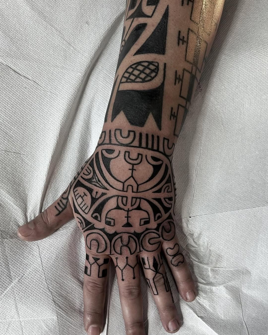 Tatuaggio ispirato alle culture oceaniche della Polinesia 
Rappresentativa di ETUA ( divinità e spirito divino ) , unione alla famiglia con simbolo genealogico , creazione e continuità . 
Tartaruga (simbolo della madre e famiglia ) 

OGNI TATTOO RAPPRESENTA TE STESSO , DISEGNATO SOLO A MANO LIBERA E SCELTO RISPETTANDO LE CULTURE TRIBALI DI ORIGINI 

✅CONSULENZA GRATUITA PER IL TUO PROGETTO 

SEDI LAVORATIVE : 
📍 @respecttattooshop #basilicata #matera #novasiri. 
📍 @mackotattooshops #bari #puglia #monopoli #lazio #roma. 

🙌GUEST ARTIST @poverostattooart @mattialost #LECCE #CAVALLINO 

@best_polynesian @bestmaori #maori #polynesiantattoo #oceania #tatau #tattoo #maori #tattoomaori #tattootribal #tribal #tribalartist #artist #freehand #samoa #tattoosamoa #marquesas #marchesianotattoo #blackwork