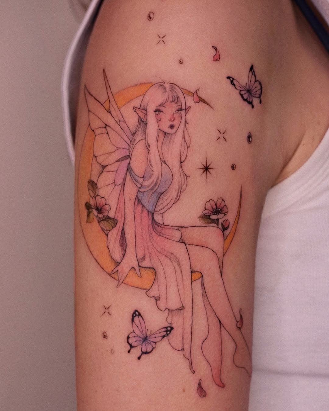 Fairy for Louise! Thank you 💖🎀✨
Done at @leflux.tattoos 

follow the rest of the amazing crew ♡ 

@xandermulder @yodatattoos @tim.luijten.ink
@shennakiart @vagabon.d @purplepalmtreedelight @nina_nathalie @bobbatatt @leflux.culturestore @atelier.petitpapillon @veras.tattoos @melvinfl 

.
.
.
.

Fairy tattoo • elf • cottagecore • cute • fineline • butterfly • moon • fantasy