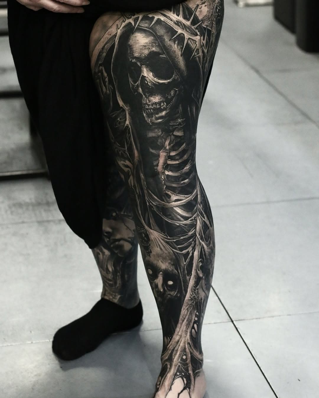 Healed shots of Marie’s reaper leg, had fun playing with all the textures in this project, full legs are definitely a favourite done @everblacktattoo using @hustlebutterdeluxe @killerinktattoo @acus_tattoomachines @kwadron #sheffieldtattoo #uktattoo #darkart