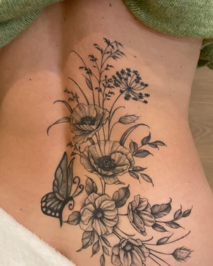 Tatouage cicatrisé 👌🏼
Reprise d’un vieux papillon, et ajout d’une belle composition florale champêtre, faite à la main ✍️ 
J’adore quand on me laisse carte blanche 🥰

#floraltattoo #tattooflower #tattoofloral #tatouagefin #tatouagefloral #tatouagefleurs #bordeauxtattoo #tatouagebordeaux #finelinetattoo #blackworkerssubmission