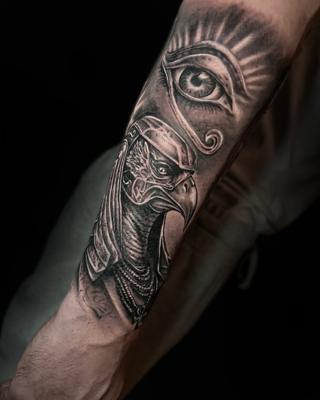 Project complete 💪✨. In this second and final session, Horus and the powerful Eye of Horus come to life in a composition full of detail and meaning. A finished design that turns the forearm into a work of art. What do you think of the final result? Let us know in the comments! 🙌 #HorusTattoo #EyeOfHorus #EgyptianTattoo #BlackAndGrey #ArtOnSkin #BulldogTattoo