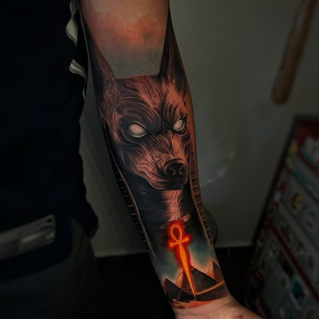 ”Guardião das portas do além, Anubis nos lembra que a jornada nunca termina. 🐾✨ 

#Tattoo #Anubis #tattooegipcio #tattooanubis #egito #egitoantigo #araraquara #tattoo013 #tattooink #ink #art #arte #tatuador #tatuagem #tattooideia