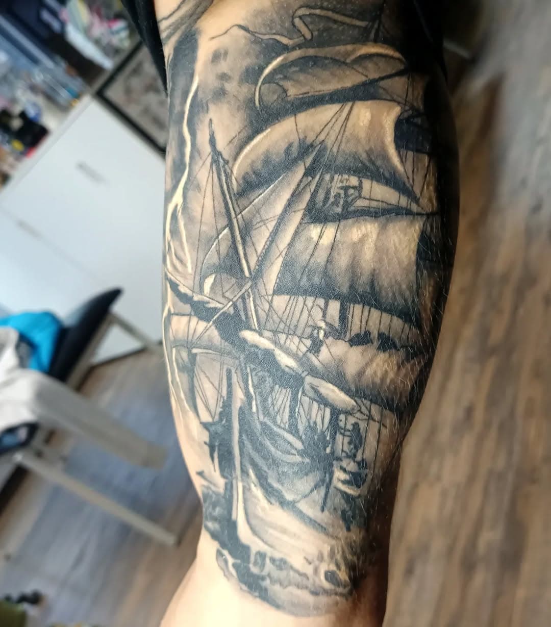 Healed and hairy Clipper

#hafenmarie #tätowierungen #duisburg #ruhrort #davidalsentat #tattoo #duisburgtattoo #tattooduisburg #clipper #clippertattoo #shiptattoo #traditionaltattoo #blackandgrey #skinarttraditional #oldlines  #poseidon #sailor #germantattooers  #realtattoos #loveclassictattoos #oldschooltattoo  #tradworkers @hafenmarie @dot_e.v @call_the_truck @kungfufisch1000