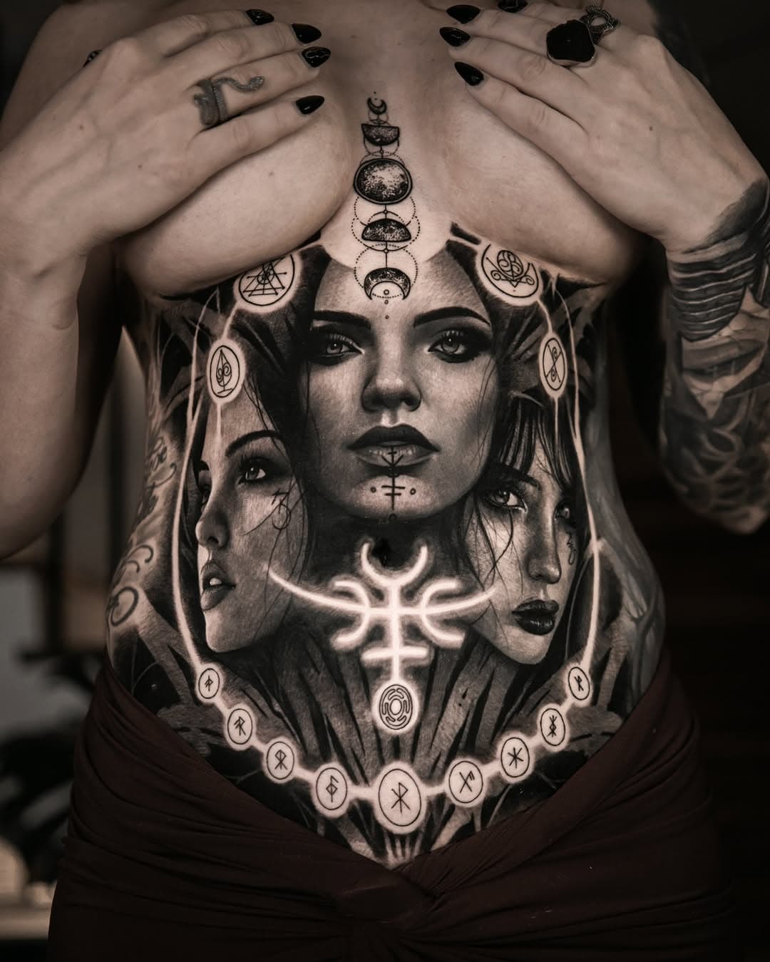 • A TRIBUTE TO HECATE •

Done using:
@eztattooing 
@_numb_skulled 
@handmad_campah 

#goldenhourstattoo
#blackandgreytattoo #realistictattoo  #eztattooing #ezrevolutioncartridges #ezvselectcatridge #handmadcampah #balitattoo #canggutattoo #portraittattoo #familyportrait #familyportraittattoo #baliportraittattoo