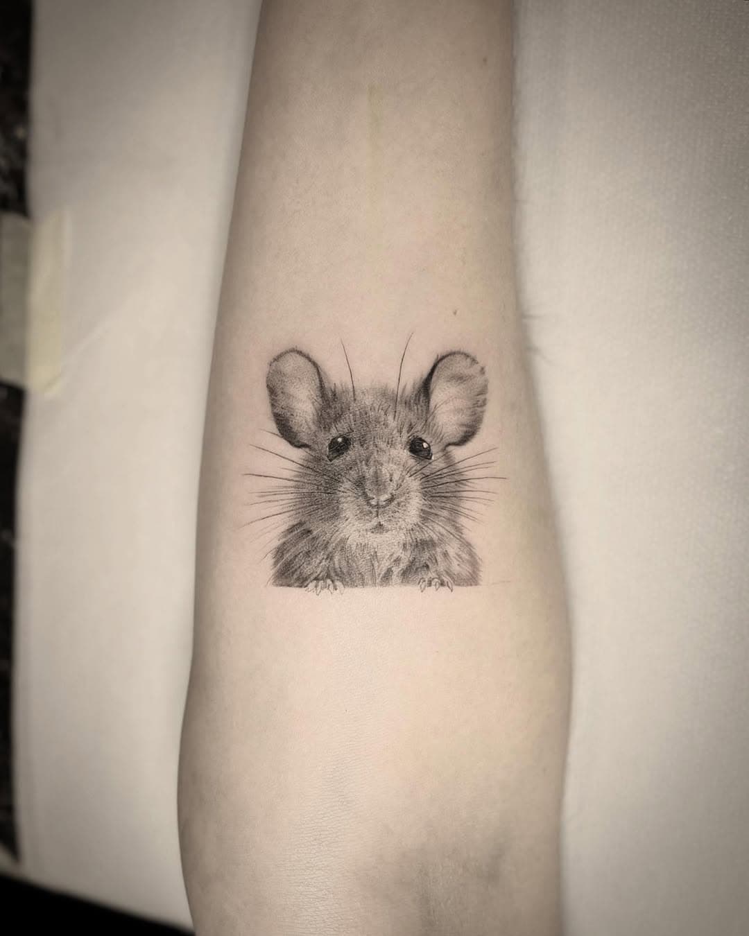 Thank you for your trust 🐭

Bookings open for Jan - Feb 
Contact via DM or Email (lil.jeon.tattoo@gmail.com)

Berlin, berlin tattoo, black and grey, micro realistic, realistic tattoo, micro realistic tattoo, portrait tattoo, animal tattoo
#berlintattoo #microtattoo #microrealistic #realistictattoo #animaltattoo #portraittattoo #mousetattoo