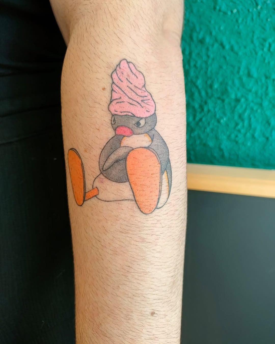 ❄️ PIIIIINGU ❄️

Retour en enfance pour @f.l.o.riane avec ce joli Pingu coloré 🐧

Et toi? Quelle est la référence enfantine que tu aimerais te faire tatouer ? 

📍6 place St. Jean, Alès 
💌 tattooales@gmail.com

❄️
❄️
❄️
❄️
❄️
❄️
❄️
❄️
❄️
❄️
❄️
❄️
❄️

#celiandearton 
#artontattoo 
#arton 
#tattoo 
#pingu 
#alestattoo 
#tattooales 
#alès 
#ales 
#tatouage 
#tatouages 
#ink 
#colortattoo 
#colortattoos