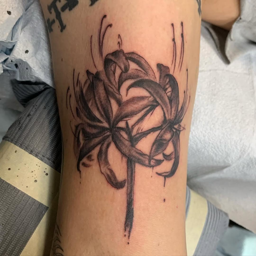 #billybones  #americantattoosociety#atsfayetteville#fayettevilletattooartist  #fayettevillian #fayettevillenc #ftlibertync #nc #nctattooers #nctattooartist #spiderlily #floral #tattoo #noquarter 💀