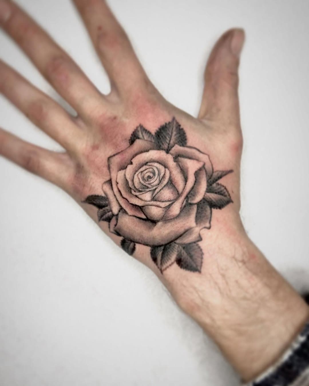 Tattoo by @andrea_pikkio_tattooer 

Rosa 🌹 

#blackandgreytattoo #chicano #rosa #rosetattoo #tattooideas #tattoostyle #tattoostudio #tattooartist #inklife #inktattoo #inkaddict #redmapletattoo #perugiatattoo #italy