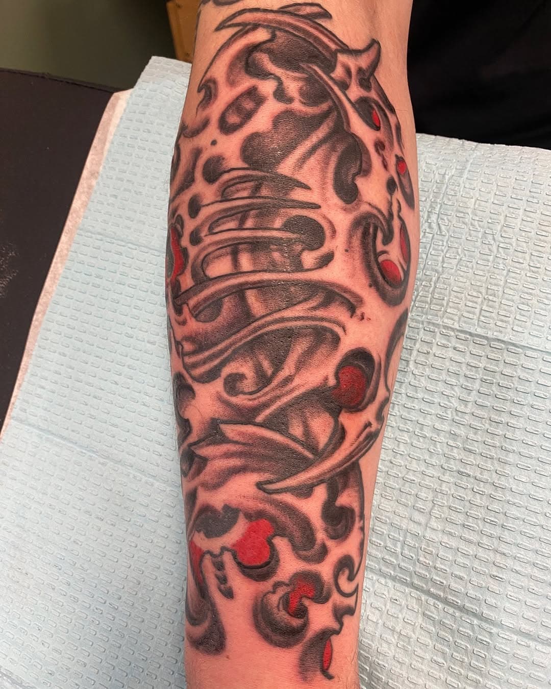 Got a little bit more done on @altermagnitudes sleeve. 

#tattoo #tattoos #gigershit #blackandgrey #biomech #arkhamtattooakron #akrontattoo