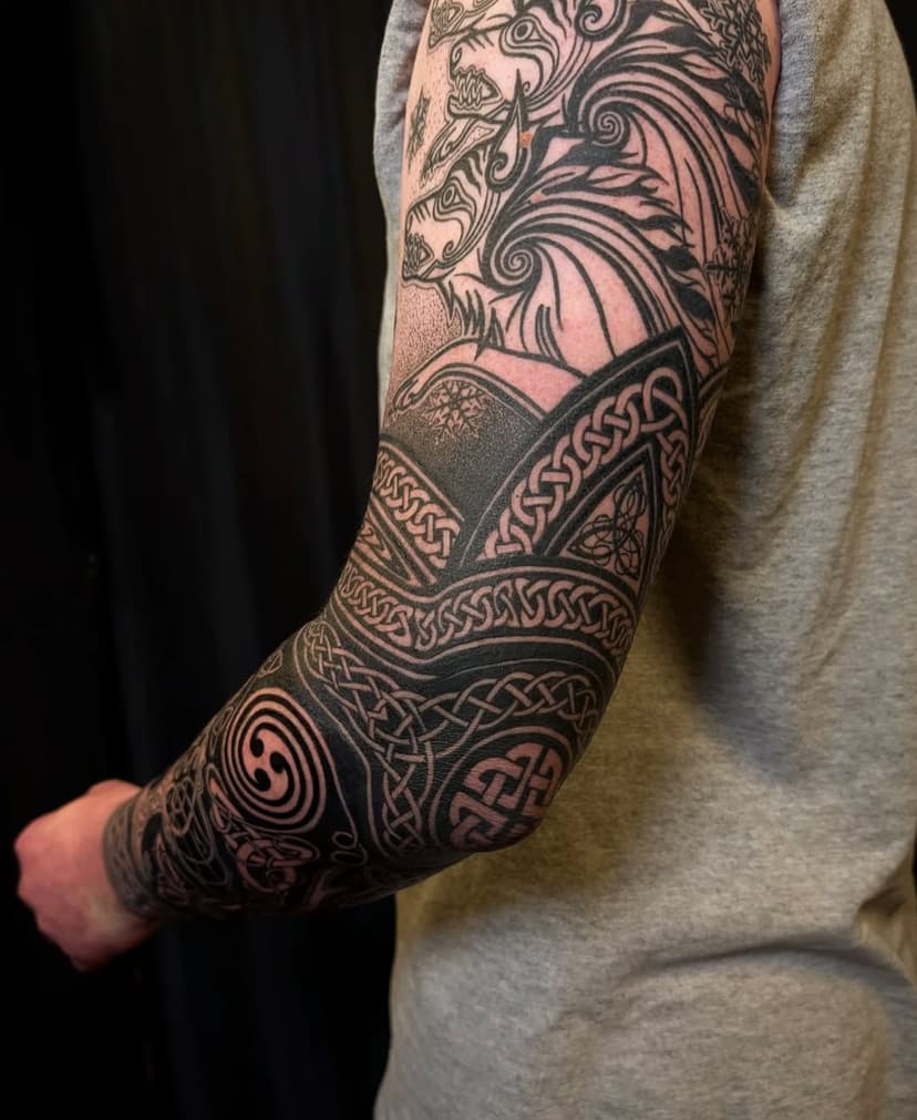 Layers on Layers. 

A lot of work has gone into this sleeve, just touch ups left to do now, thank you for your dedication and patience @twm_tdp. 

Would love to do more large scale Celtic work like this, please get in touch via roashetattoo@gmail.com, DM, or via my website www.celtictattoo.co.uk. 

Thank you all for your support this year, I'm looking forward to next year and all the great projects you've been requesting with me, very inspired. 

Last few spaces remaining now for March, so if you want something before April please get in touch asap. 
.
.
.
.
#tattoo #tattoosleeve #celtic #celtictattoo