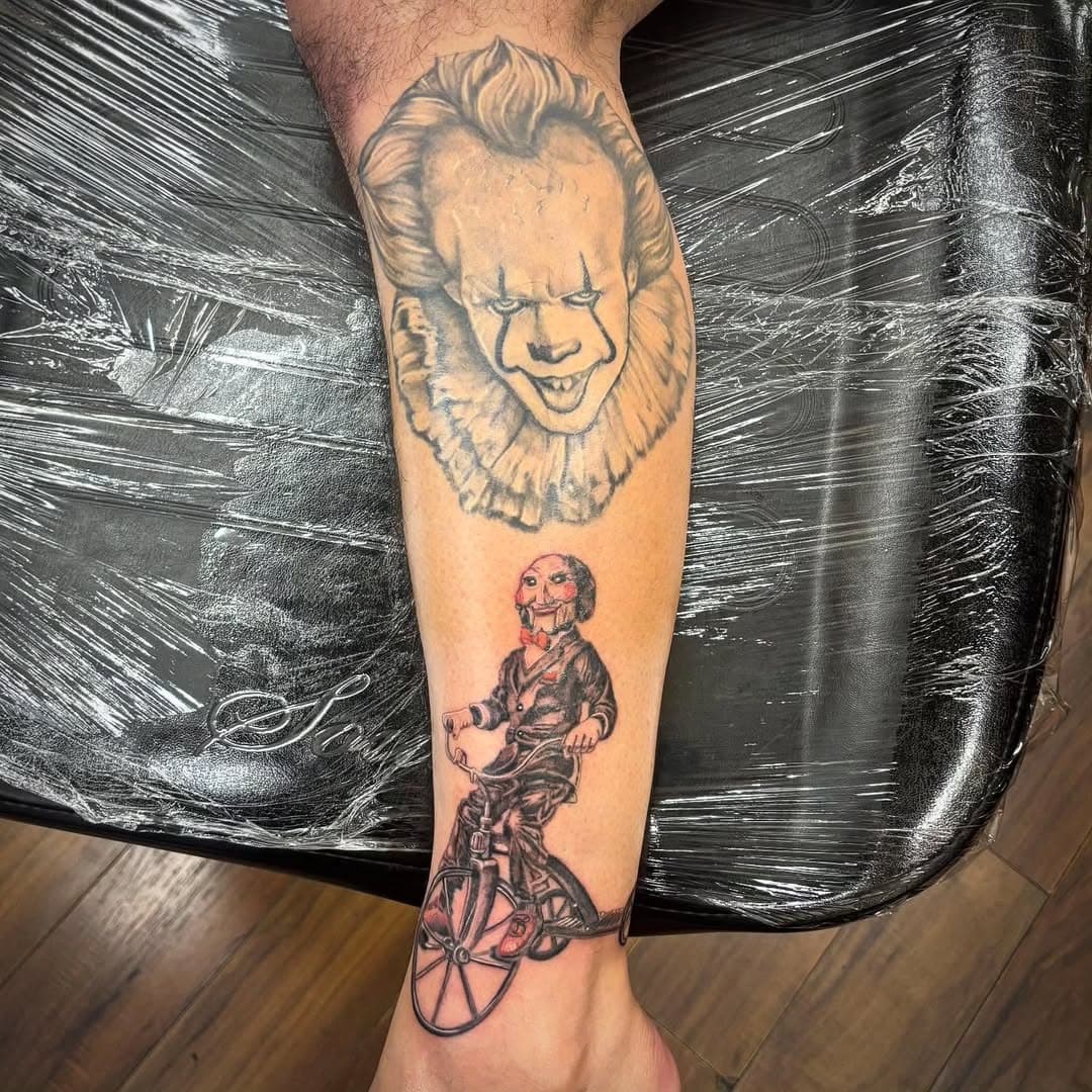 Fun jigsaw addition to this horror movie leg sleeve that is a work in progress. Also cool to see the Pennywise fully healed I did awhile back. #saw #pennywise #legtattoo #horrormovies #blackandgreytattoo #engineerink #fullertontattoo
Reposted from @boehmer85