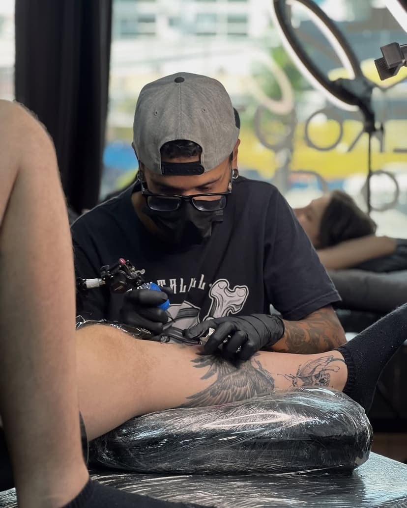 - Dump da semana aqui pelo Club.

Nossos artistas residentes e aprendizes em ação 
com muitas tatuagens e histórias. ✨

Ainda temos alguns horários disponíveis para Dezembro e Janeiro, chama a gente aqui, ou se preferir, entre em contato direto com o artista favorito! 😉