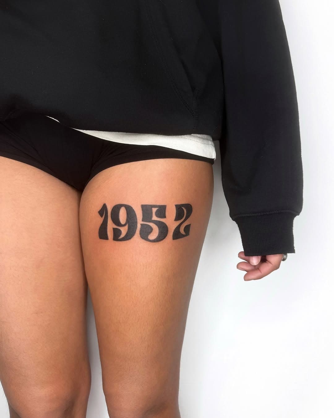 "1952"
Thanks kiki ✨
Un renseignement ou projet ? ⬇️
Dimitri.izitattoo@gmail.com 

#1952 #blacktattoo #blacktattooart #blacktattooartist #typography #typographytattoo #calligraphy #callygraphytattoo #tatouagetypo #tatouagecalligraphie #flashtattoo #flashtattooart #valencetattoo #tattoovalence #tatouagevalence #tatoueurvalence #valence #valenceville #valence26