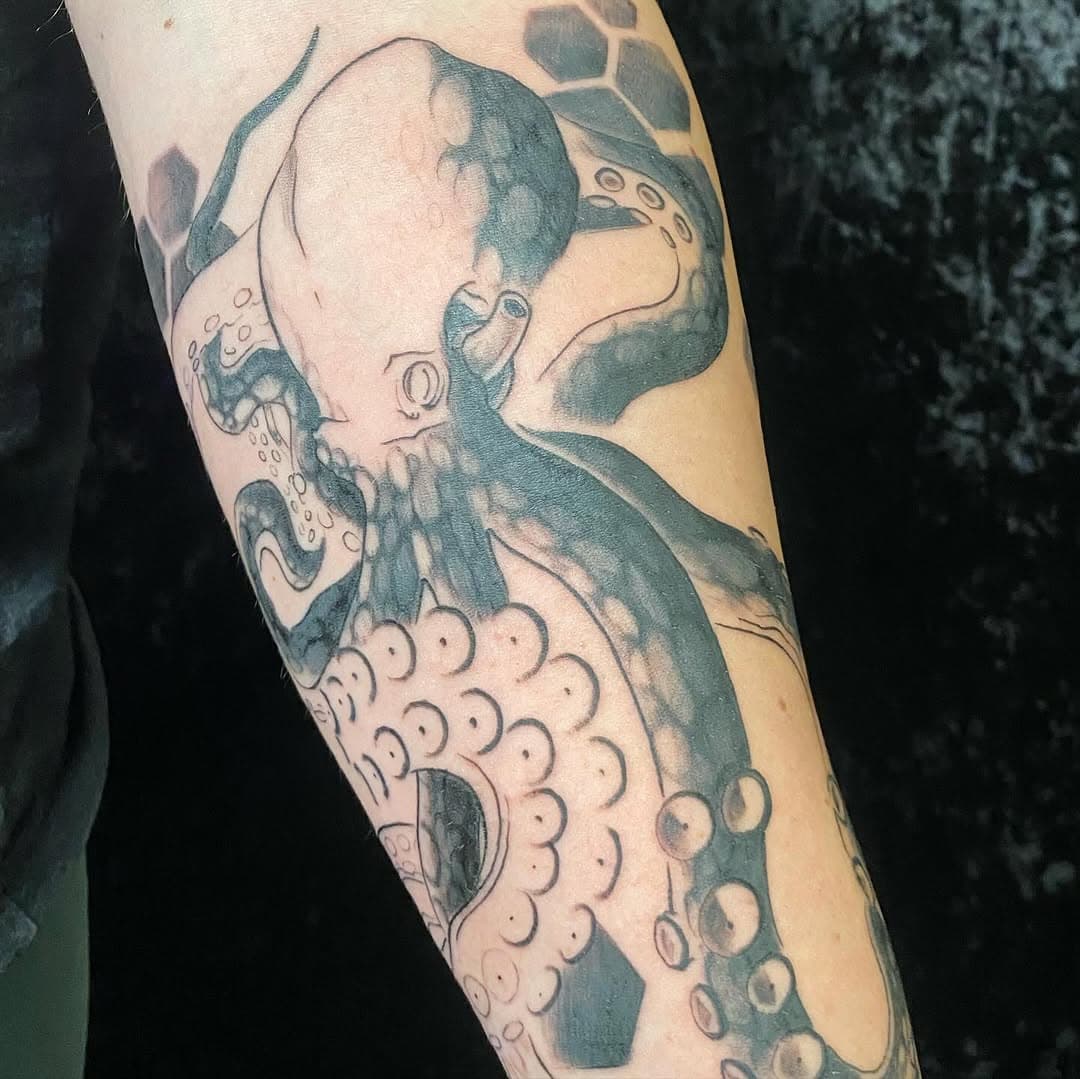 Super fun start to this Octopus and geometry mashup on my cousin from a little while back! 🐙 More illustrative black and grey please! 

@ninthlifestudio