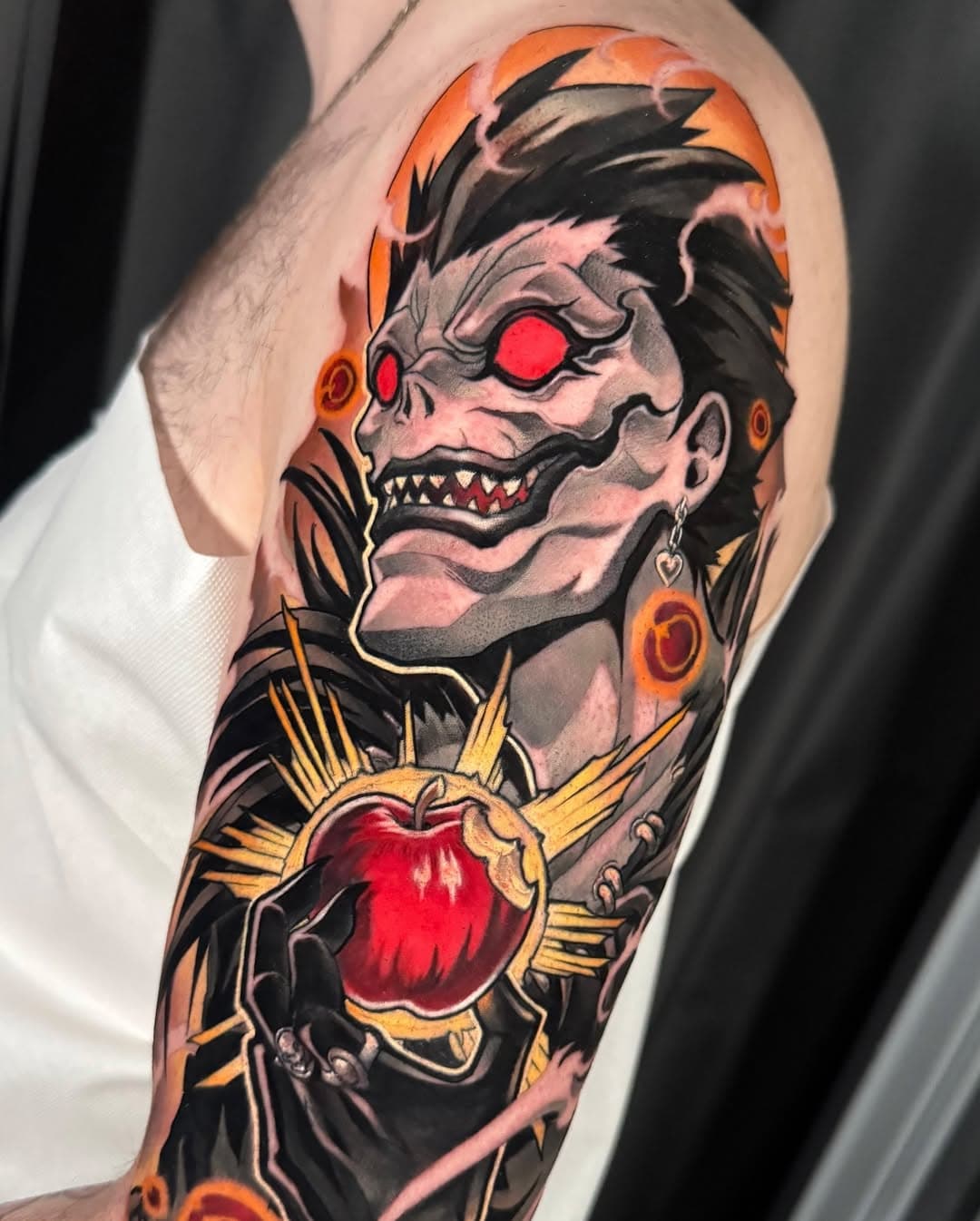 🍎 RYUK 🍎 réalisé à @kinkaijutattoo !
Merci Mathieu pour ce 5eme projet ! J’avais hâte de vous montrer ce Flash #deathnote !
.
C’est le dernier motif de cette année 2024, très calme en tattoo pour moi ! Il est important de faire des pauses lorsque l’on sent le besoin ! 
.
Je vous souhaite à tous de bonnes fêtes de fin d’année ! Profitez bien du temps avec vos proches ! 
Je vous reviens pour 2025 avec plein de nouvelles idées !
Prenez soin de vous ! 
#anime #manga #ryuk #fruit