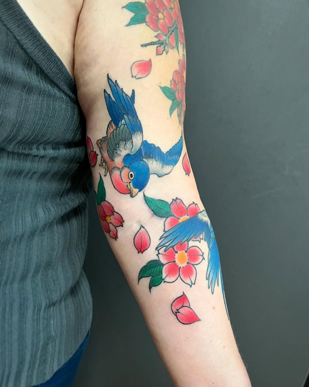 “Pássaros e sakuras” p/ Ana Paula, feitos dias atrás….
Muito agradecido sem palavras !!!!!
.
@ironworksbrasil 

#tattoo #swallows #birds #hokusai #sakuras #orientattoos #juliocubano #horistones #dontbelievethehype #cerejeira