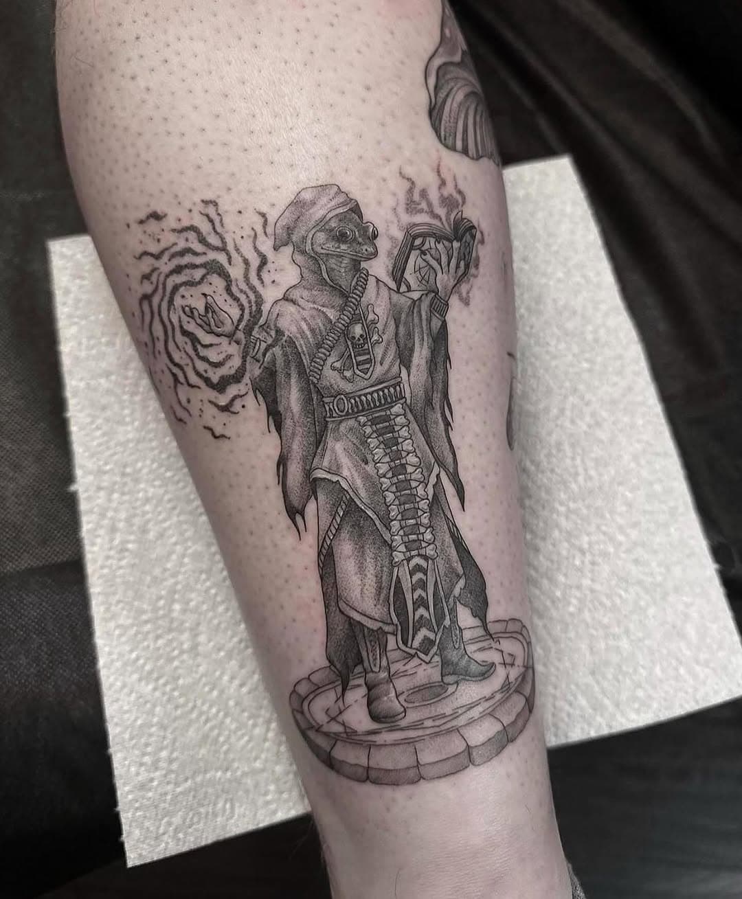 Throwback to this piece by Mantas! He’s booking January! 
➡️ Profile: @mantas5tz 
✉️ Get in touch via DMs or link in bio! —————————————> 
|M A R K E D  O N E|
 TATTOOSTUDIO
—————————————> 
Using the best - @unigloves
#makeyourmark  #tattoos #tattooartist #fineline #finelinetattoos #frogtattoo #detailedtattoos