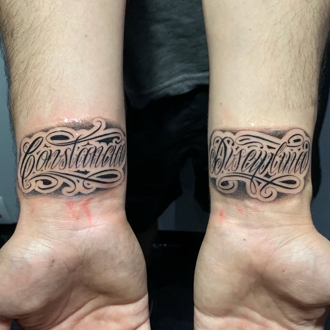 ✒️ *”Constância✖️ Disciplina”* ✒️ 

🖤 Trabalho realizado por nosso artista @malino_ink 

Essa tatuagem de lettering cursivo traz as palavras “constância” e “disciplina”, uma em cada pulso, lembrando a importância desses princípios na busca por objetivos. 

E aí, quais palavras ou frases você gostaria de carregar sempre com você? 

#LetteringCursivo #tattoo #ConstânciaEDisciplina #ArteNaPele #tattoosorocaba #sorocabatattoo #letteringtattoo #lettering