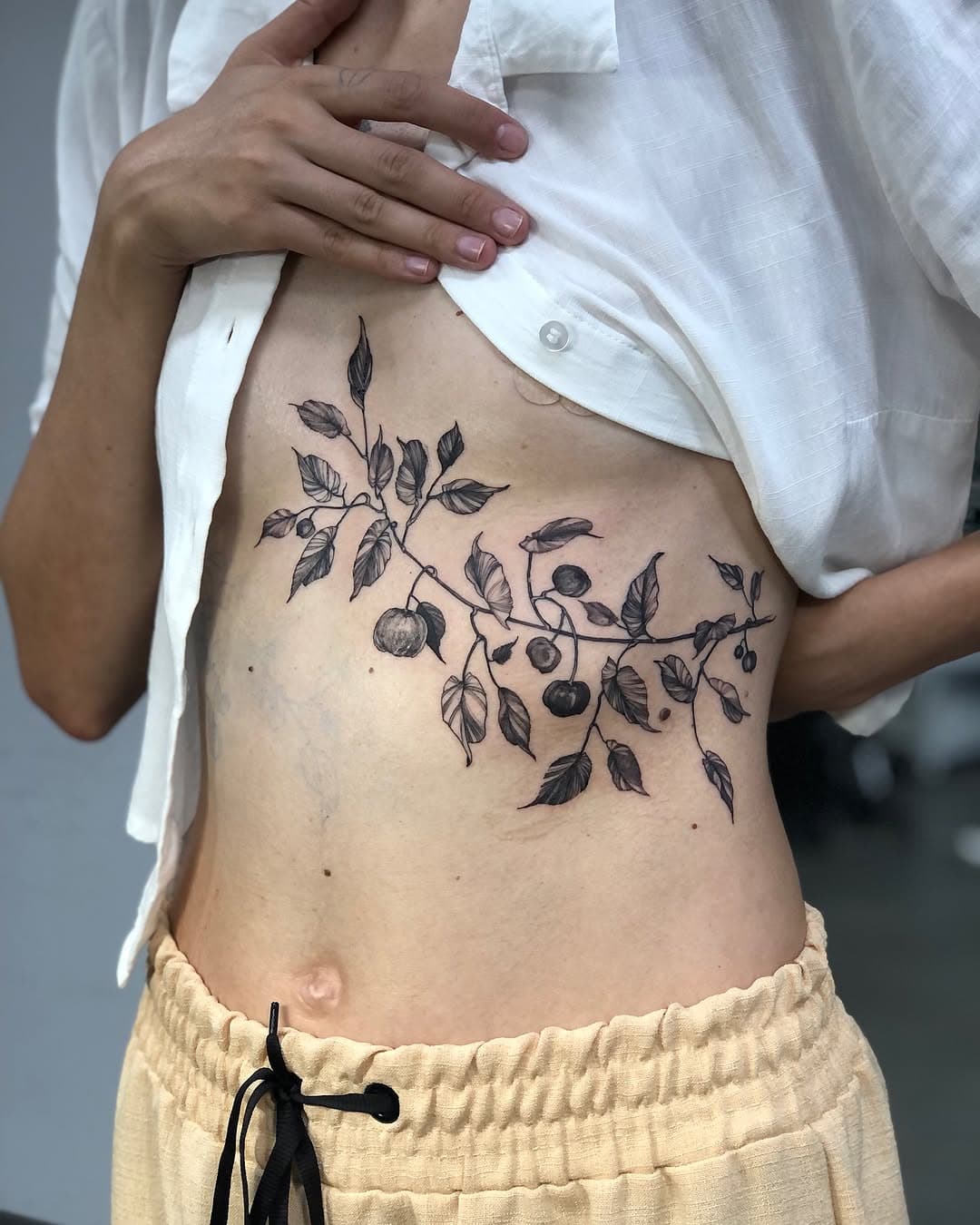 Desde 2015 a tatuagem faz parte da minha vida como força motriz; talvez por isso seja sempre tão bom (re)encontrar temas e pessoas ao longo dessa jornada. Essa tatuagem botânica fiz pra @annfurb que também é uma artista que pinta a pele de pessoas, mas de outra forma. Este é nosso segundo projeto juntas feito aqui no @domma.estudio e ainda há mais por vir (tô apaixonada com a foto do decalque!)
Obrigada, Ana! 
Agenda 2025:
SP 13 a 30 de janeiro 
BH 05 a 15 fevereiro 
Vamos tatuar? Me envie sua idea no sofiameinberg@gmail.com ou link na bio

.
#frutasdobrasil #tatuagemdelicada