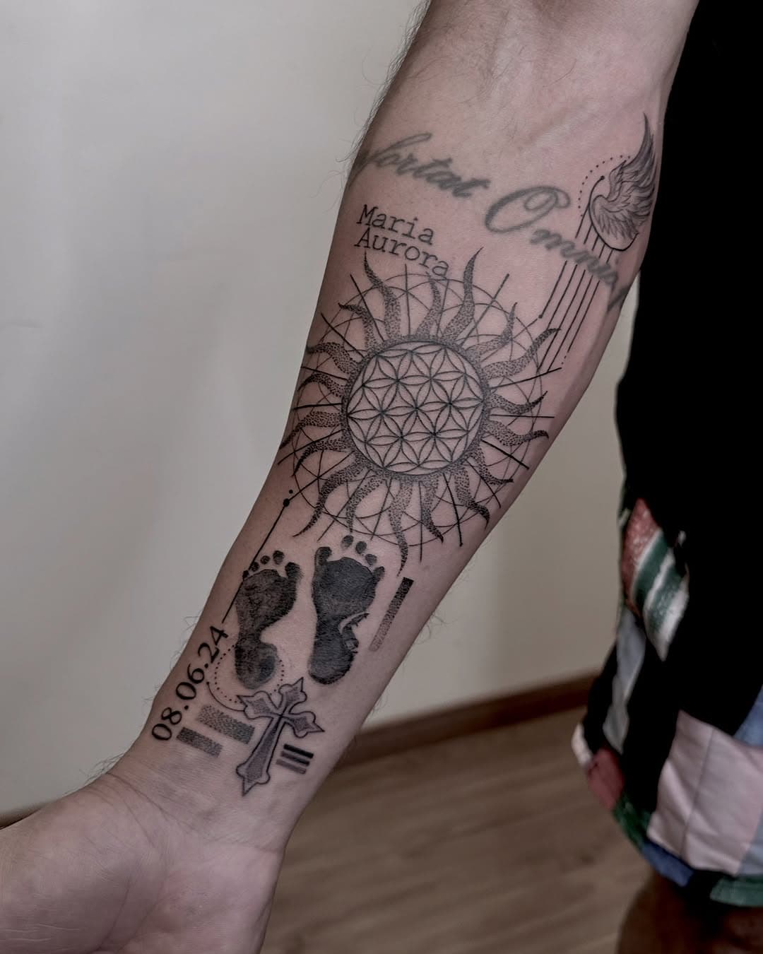 Homenagem do Hugo para seu anjinho, Maria Aurora.
Que essa tattoo possa simbolizar pra sempre a ligação e o amor que vocês têm.
Muito obrigada pela oportunidade em criar e reproduzir essa arte tão significativa em você 🩶✨