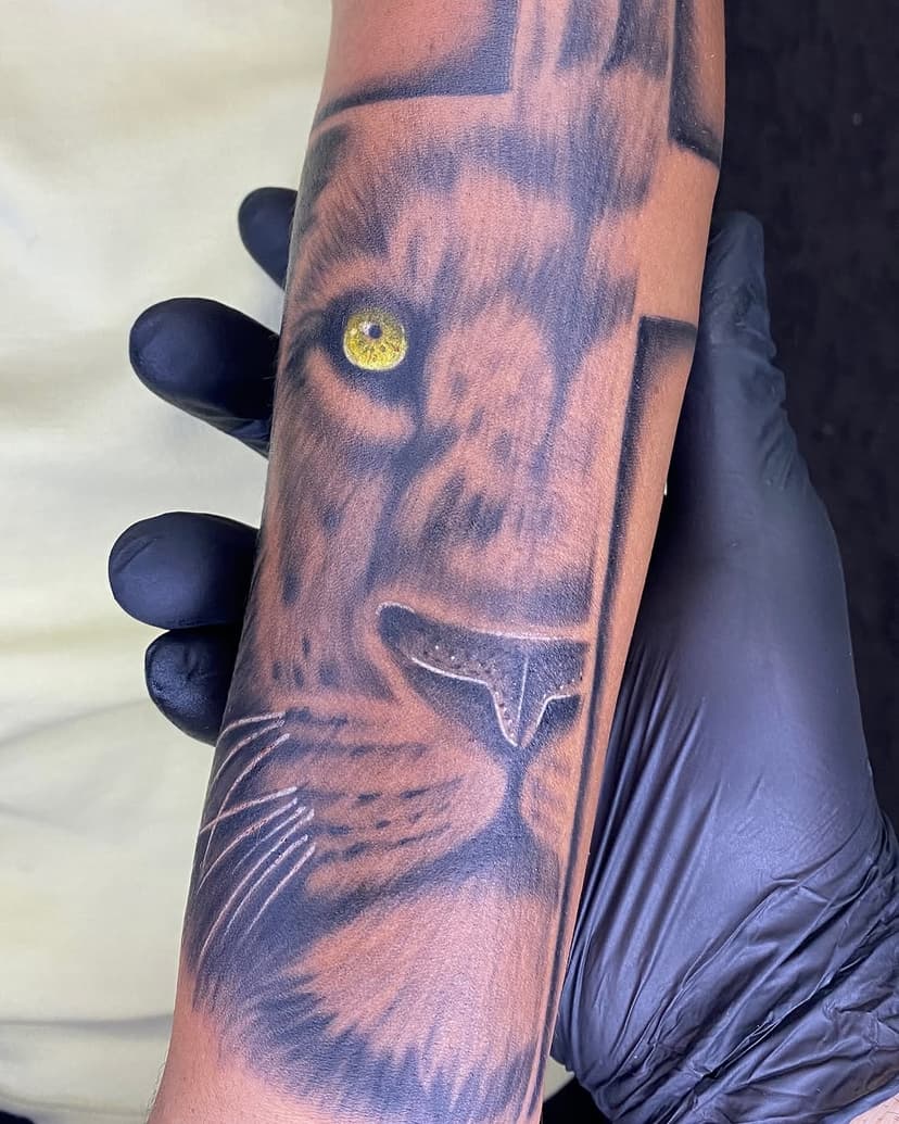 “O leão representa realeza, força e coragem.
Arte eternizadas na pele 🦁✨ 
Cada traço contém uma história única. 
O que você quer expressar?
#tatuagem #leao #tatuagemfeminina #tatuagemmasculina #tatuagemleao #tatuagemrealista #tatuagembrasil #tatuagemsombreada #goianiatattoo #tatuagemgoiania #tatuagembr #tatuageminspiradora #tatuagemideal #estudiodetatuagem