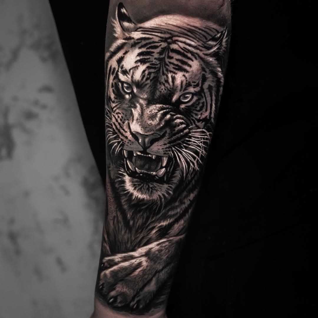 Ve tras tus sueños, como un tigre tras su presa.
—
@fkirons @vicecolors_official @tattooproton @versuscartridge
—
#thebestspaintattooartists #blackandwhitetattoo #portraittattoo #realistictattoo #tattooed #tattoo2me #realismotattoo #tattoolife #instagram #tattoo #bodyart #tattooart #viralpost #viralinstagram #viralvideos #viral