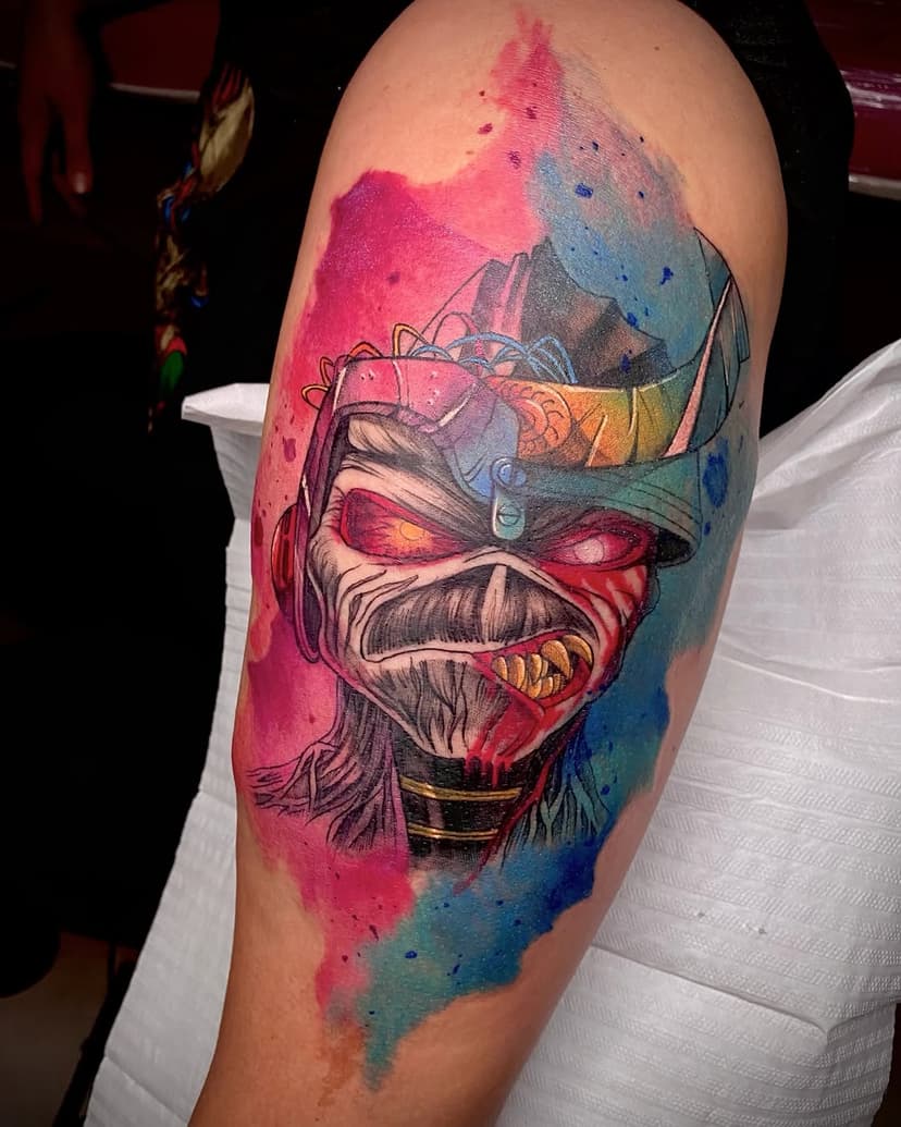 Hoje vamos com uma das últimas obras desse ano , rosto do Eddie da banda Iron Maiden com fundo aquarela das cores já proposta na referência enviada pela cliente ,  obg pela honra de fazer  no seu “bracinho” Angélica 🥰🙏 mto obg pela oportunidade 

💛pra quem ainda não sabe já estou de férias volto dia 14 a tatuar , o zap vou respondendo aos poucos 🥰🙏 esvaziando a mente pra voltar com tudo em 2025 com mais criatividade, estudos criações pra vocês ✨✨🌈