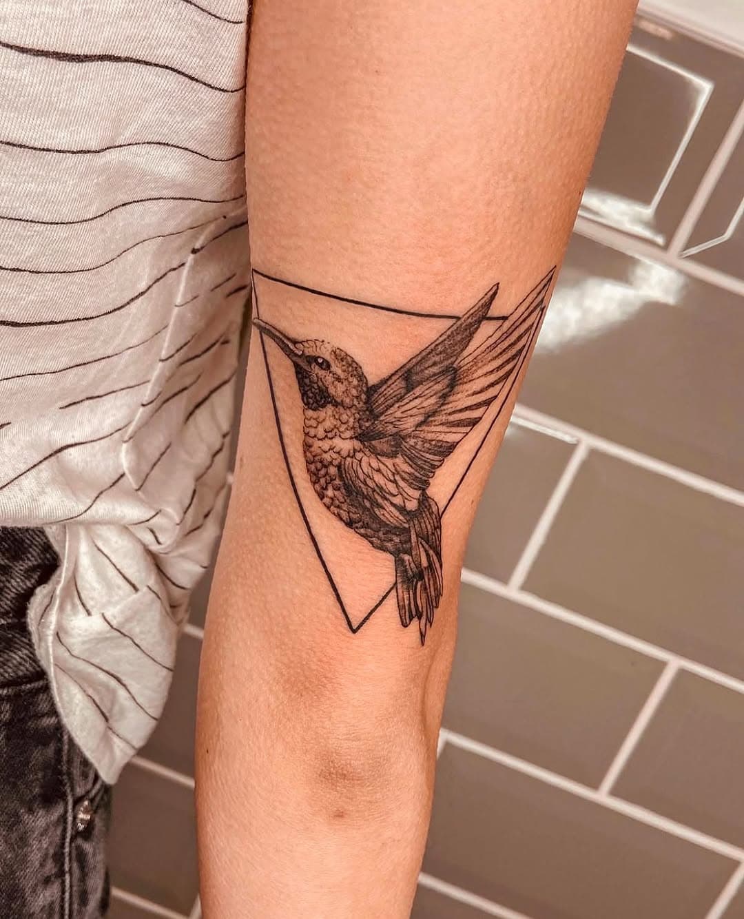 Ya vamos cerrando el 2024, y este 2025 entra cargado de sorpresas, estad atentas! 💖✨

#hummingbird #hummingbirdtattoo #donostia #donostiatattoo #donostitattoo #finelinedonosti #donostiafineline