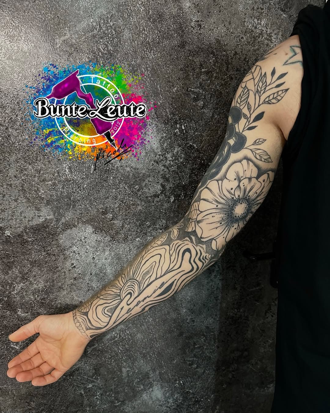 Blackwork Sleeve ( Schriftzug & fix up Blüte Fremdarbeit ) #fixuptattoo #blackworktattoo #blackworktattoos #bunteleutetattoo  #bunteleuteviersen #tattoostudioviersen #viersentattoo
#tattooviersen #bunteleuterahser #tattoo #Piercing #tattoostudio #ink #inked #tattooartist #tattooed #tattooart #tattoos #tattoolife #tattooist  #blackwork #tattooing #tattooer #tattoostyle 
#blackandgreytattoo  #blackandgrey