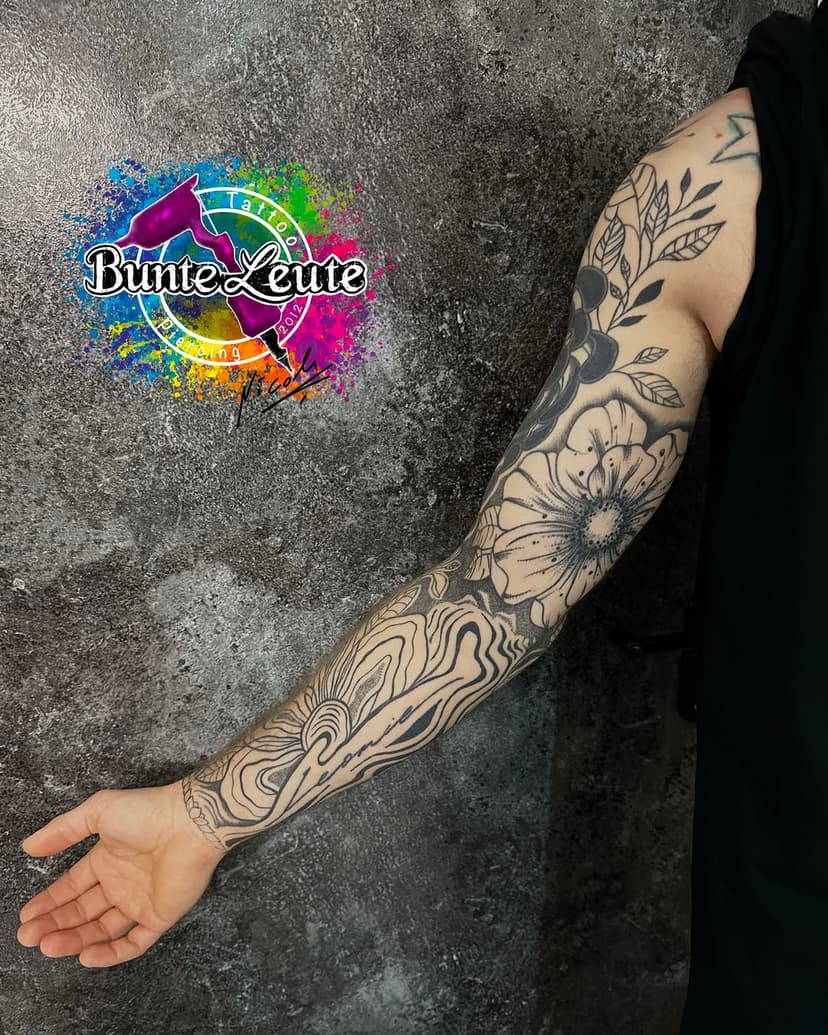 Blackwork Sleeve ( Schriftzug & fix up Blüte Fremdarbeit ) #fixuptattoo #blackworktattoo #blackworktattoos #bunteleutetattoo  #bunteleuteviersen #tattoostudioviersen #viersentattoo
#tattooviersen #bunteleuterahser #tattoo #Piercing #tattoostudio #ink #inked #tattooartist #tattooed #tattooart #tattoos #tattoolife #tattooist  #blackwork #tattooing #tattooer #tattoostyle 
#blackandgreytattoo  #blackandgrey