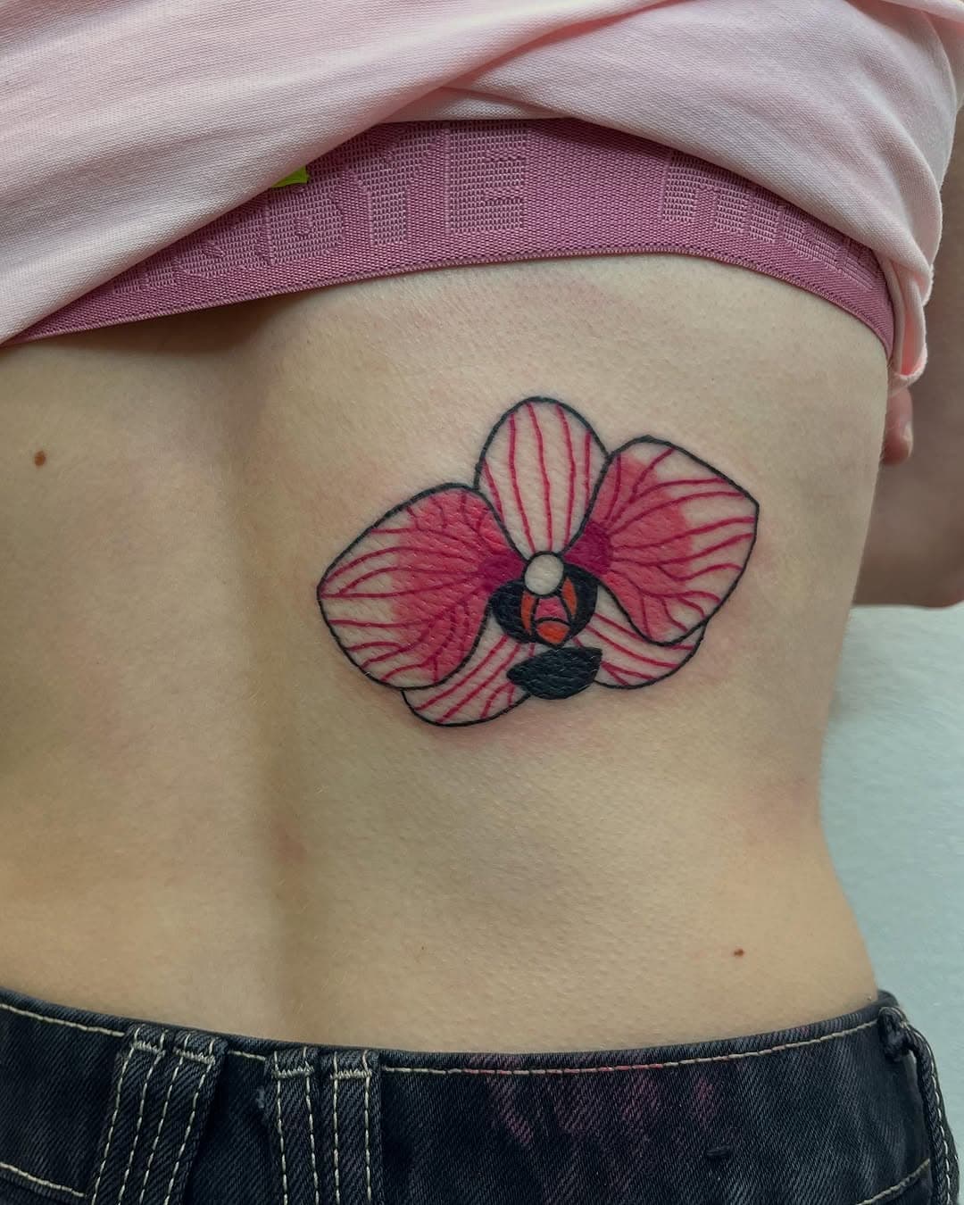 CUSTOM. Orquídea 🌸 encargo customizado para Julia 🌟 dibujado solo para ella 🍒 gracias 

Agendando en Asturias @geiser.uvieu envíame un mensaje directo sin compromiso 

#orchidtattoo #pinktattoo #justagirltattoo #coquettetattoo #asturiastattoo #oviedotattoo #spaintattoo #geiseruvieu #oviedomola #flowertattoo #kawaiitattoo #dreamytattoo