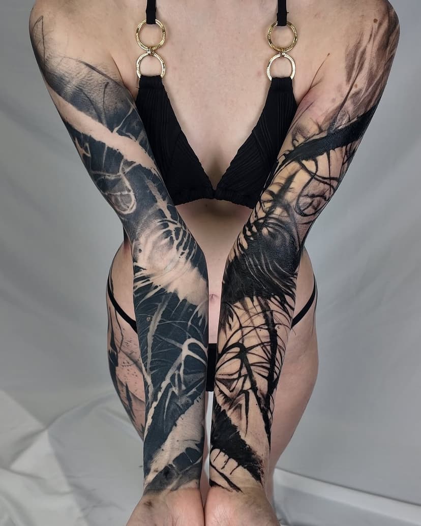 One challenging project! Have you seen something similar before? Please let me know and if yes by who would love to see more 
  Double sleeve on negative one positive  all based on organic patterns 🪨 I don’t like 100% symmetry on my design mostly the big shapes 
Have so much more of this bodysuit I’m working on great @rraukka 

➕Abstract.Dark.Minimal➕
▪️▪️▪️
Brushes and splashes 🎨
⚫️⚪️ #noxviolet .
@cheyenne_tattooequipment 
@tattooarmourpro 
 #melbourne #natalienox #abstract #abstracttattoo #nox