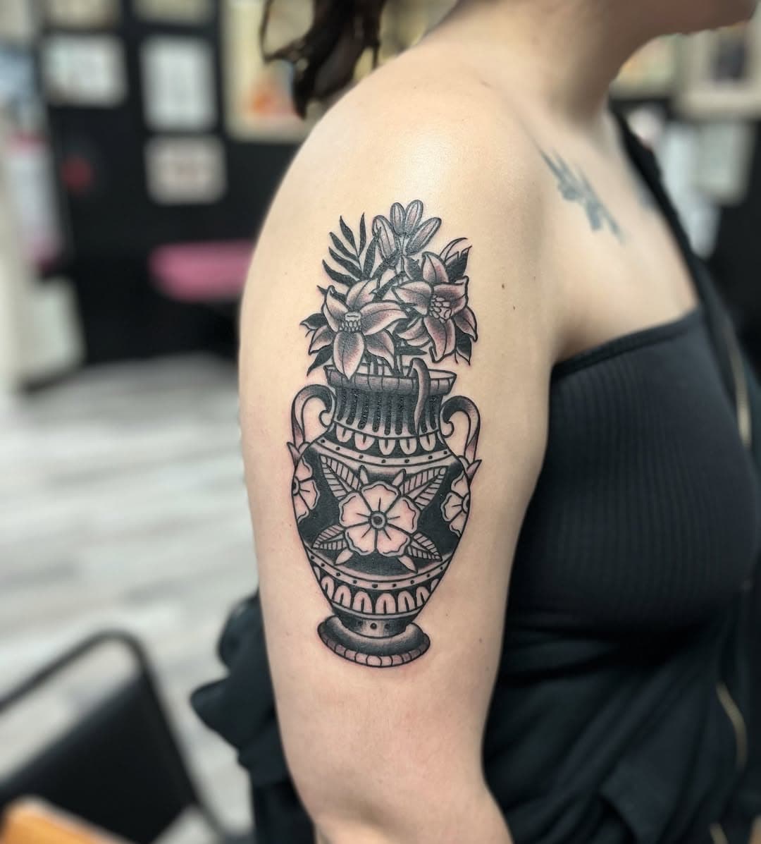 Thanks Rhi! Done at @collectivetattooparlor #collectivetattooparlor #lasvegastattooartist #tattoo #traditionaltattoo #vasetattoo #btattooing #blacktattoo #blacktattooart #blackwork #blackworktattoo #whip #whipshaded #traditionalflowers