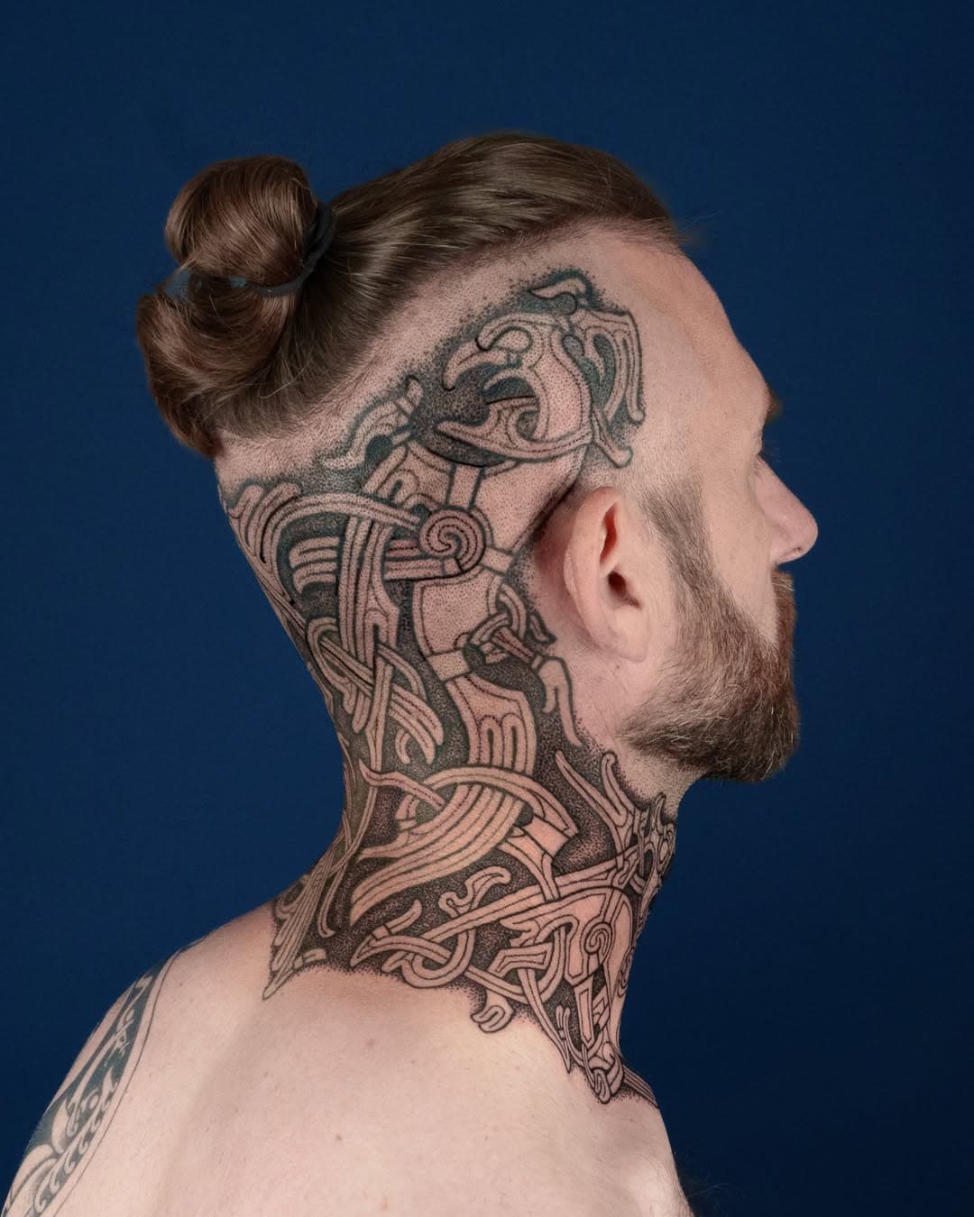 🔥 Kopf- & Halstattoo - ein echtes Statement! 🔥

Viele überlegen lange, bevor sie sich an diese Stellen wagen – und genau deswegen sind solche Tattoos immer noch ein besonderer Hingucker. Hier ein paar Infos für dich:

❓ Tut das nicht unglaublich weh?
Ja, da musst du durch – aber es lohnt sich! Diese Tattoos sind nicht nur einzigartig, sondern auch eine echte Bereicherung für deinen Look.

❓ Wie sieht es mit der Haltbarkeit aus?
Die Haut an Kopf und Hals reagiert anders auf das Tätowieren als an anderen Körperstellen. Darum ist es besonders wichtig, einen erfahrenen Tätowierer für solche Projekte zu wählen. Ist das Tattoo erst einmal abgeheilt, ist es genauso haltbar wie an anderen Körperstellen.

❓ Welche Stile eignen sich für Kopf- und Halstattoos?
Alles, was starke Kontraste und klar definierte Flächen hat. Feine Details und Schattierungen sind weniger ideal, da sie durch nachwachsende Haarstoppeln schnell verdeckt werden. Nordic Stile wie der Mammenstil, den du hier siehst, sind perfekt für solche Tattoos geeignet.

Und jetzt die große Frage: Würdest du dir ein Kopf- oder Halstattoo stechen lassen? Schreib’s in die Kommentare – wir sind gespannt! 👇