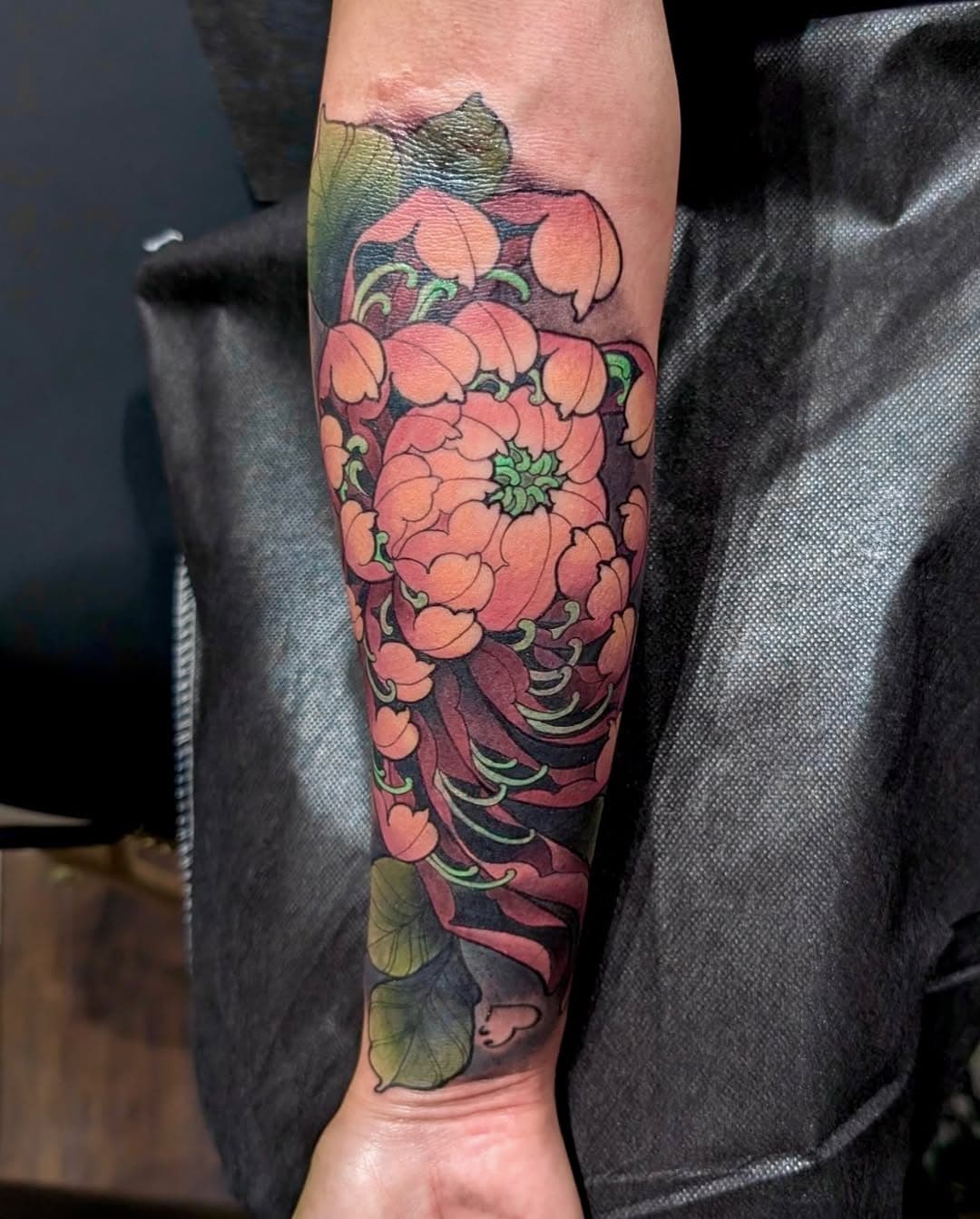 🚨Cover up tattoo! Swipe to see the before ➡️ I currently have availability in January if anyone wants to get in, I’d love to start some cool projects in Dallas. Email me to set up an appointment! @folkloretattoocompany
•
#dallastattooartist #dallastattoo #dallastattooshop best tattoo artists in Dallas