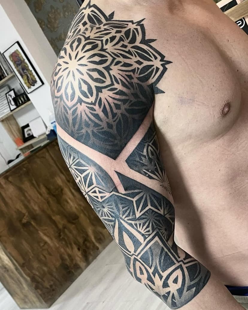 Proyecto geométrico para Kike! Estoy muy contento con el resultado final.

Este hombre entró sin un tatuaje (bueno, uno pequeñito que no cuenta) y ha salido vestido de traje! Muchas gracias Kike por el compromiso y las ganas que le echaste, fueron muchas horas las que dedicamos a esta idea y sin darnos cuenta ya la llevas en tu piel, ahora a disfrutarla!

Hecho en @lazarzamoratatuajes ⚜️⚜️

Nuestra casa!🤎

#sevillatattoo #dotworktattoo #sleevetattoo #geometrictattoo