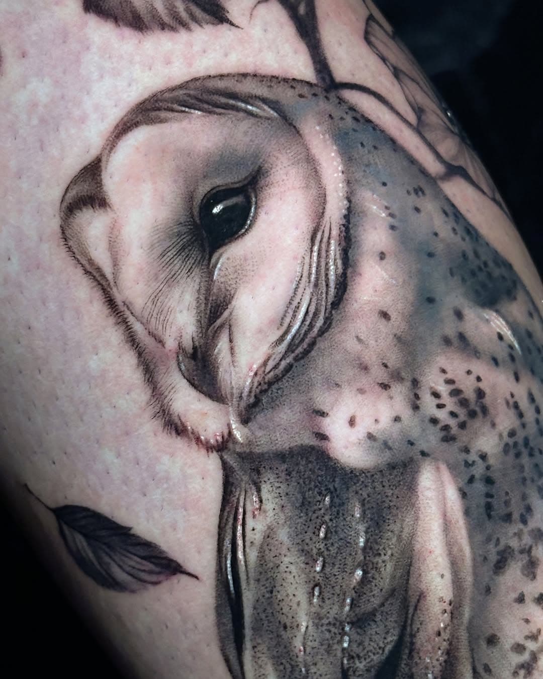 Close up 
 chouette pour Marco, merci pour ce beau projet et cette journée, j’ai adoré le réaliser! 🦉🍂
Petit client d’œil à la ville de Dijon ✨

Réalisée chez @enygmatattoo 🤍

@probodysupply ✨

______________
#tattoorealistic #owltattoo #owllover #forest #animaltattoo #animalphotography #blackandgreytattoo