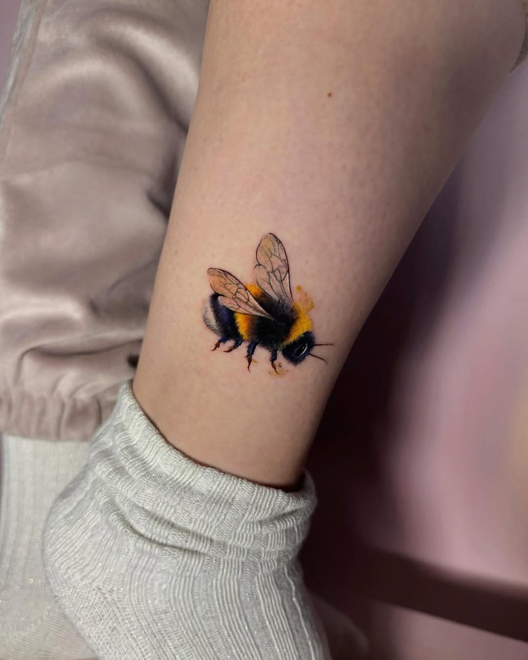 Пушистый шмелек на ножке 🌻🤎 еще есть видео 
_______________
#krisiristattoo