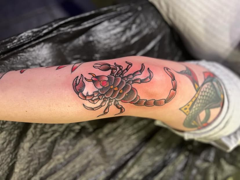 Thanks @jessicaramsmo to pass by to say hello at @riversideclassictattoo last night. #trollhättan #riversideclassictattoo #swedentattoo #scorpiontattoo #oldschooltattoo #traditionaltattoo