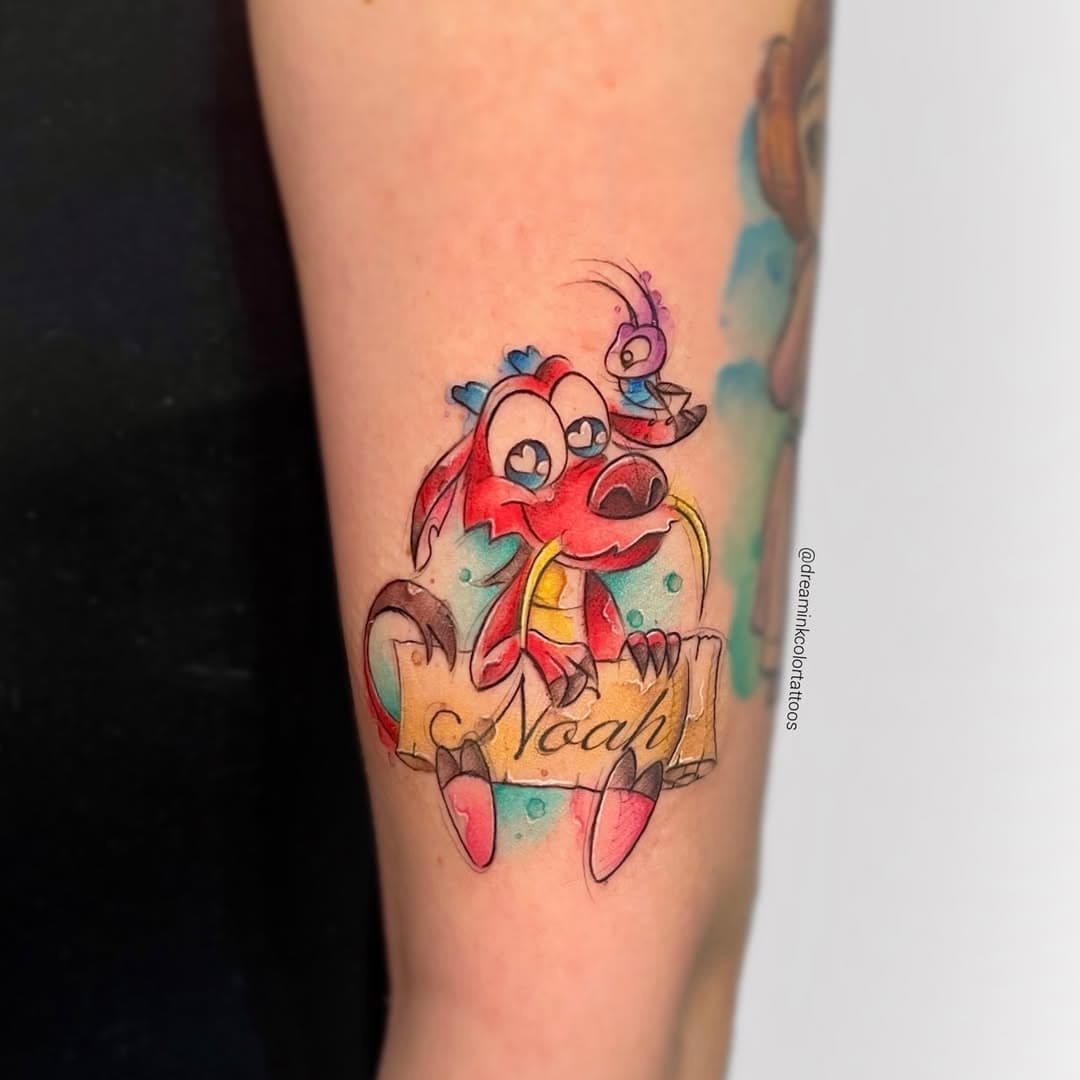 Noah - Mushu bebé con Crick-Kee❤️✨
.
.
In love con este tatuajito por la bebé de Andrea. Mil gracias jo! Estoy súper feliz de haberte tenido por aquí!
.
.
Qué os parece? 😍✨os leo⬇️! 
Gracias siempre por vuestros comentarios y amor en las publis.
.
.
Always using the best @emalla.official cartridges🩵✨
.
.
#emalla #emallatattoo #emallacartridges #emallamachine #mushu #mushutattoo #mulan #mulantattoo #mulandisney #princesstattoo #dragontattoo #grillomulan #crick-kee #mulancricket #disneyprincess #disneyink #disney #disneytattoos #inkeddisney  #disneytattoo #disneytattooart  #disneylover #watercolor #watercolortattoo #watercolortattoos #acuarelatattoo #sketch #sketchtattoo #fineline