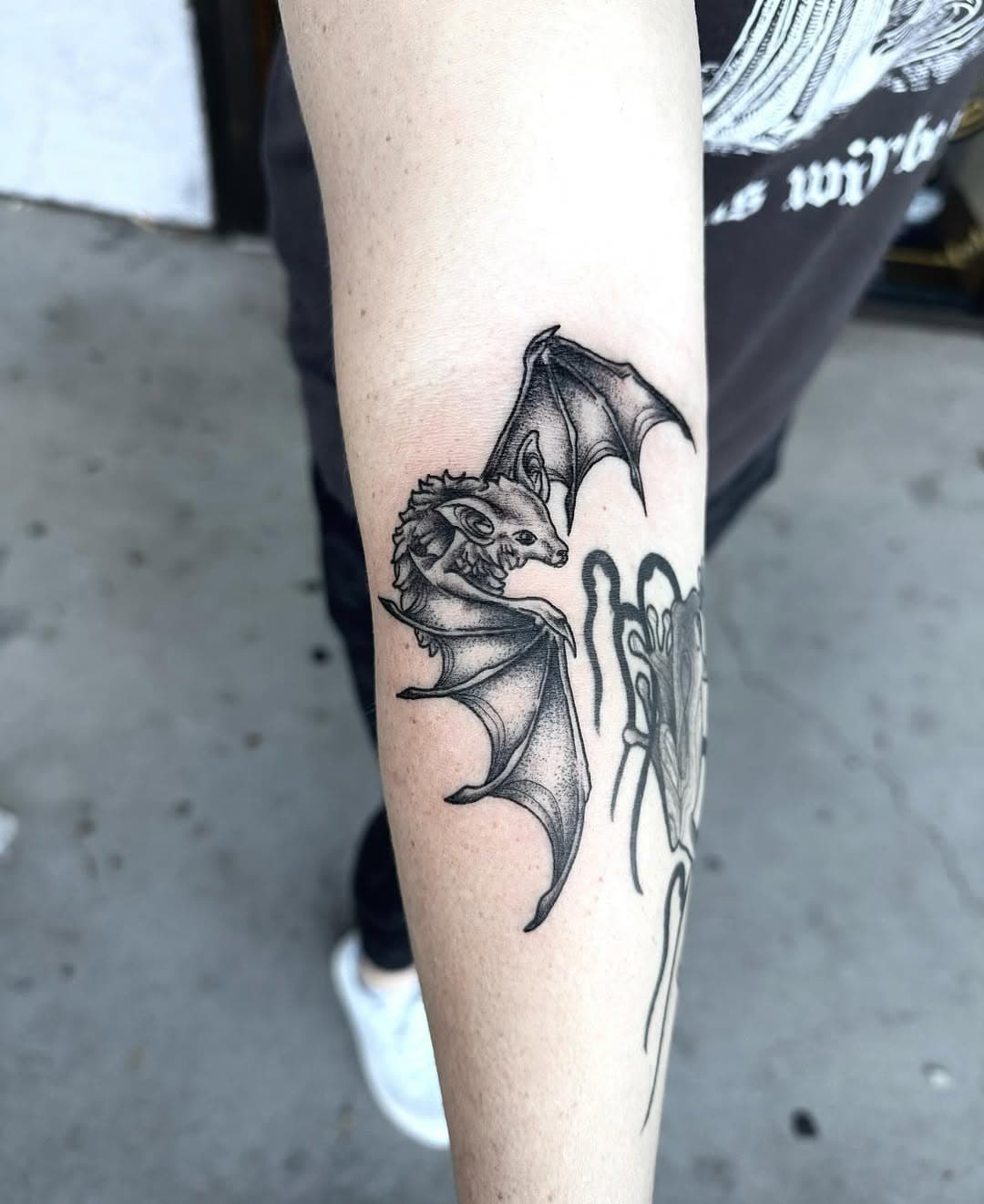 One last bat to send off 2024! Stay tuned for a new years flash drop 🤩🤩🤩

___________________________________________________
#tattoo #tattooartist #bat #battattoo #artist #neotraditional #neotraditionaltattoo #atl #atlanta #femaletattooartist #atlantatattooartist #blackandgreytattoo