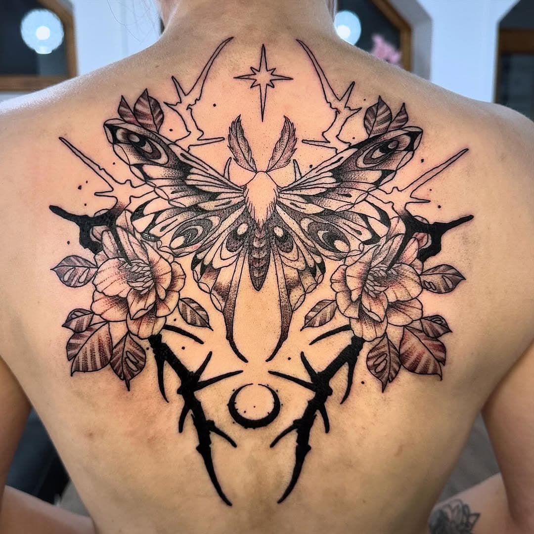 #moth #mothtattoo #tattoo #tattooed #ink #inked #inkedgirl #motte #flowers #flowertattoo #blacktattoo #backtattoo #blumentattoo #blackwork #blackworktattoo #blacktattooart #wipshading #wipshadingtattoo #blumen #moontattoo #moon #tattooart #tattoostudio #ulm #neuulm #ludwigsfeld #triplexink #lastpostof2024