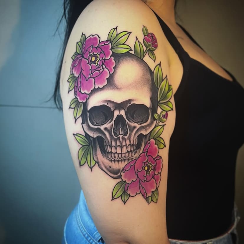 Detalhe, contraste e harmonia! Tatuagem clássica de uma caveira com peônias, unindo o impacto do sombreado ao toque delicado das cores. Cada traço foi pensado para realçar a composição e destacar o estilo. Trabalho realizado com dedicação e paixão pela tatuagem! 💀🌸

#TattooArt #NeoTradicional #SkullTattoo #FloralTattoo #TatuagemColorida #TattooBrasil #ArteTatuagem #DerekTattoo #TatuagemProfissional #TattooLovers #ItatibaTattoo #CaveiraTattoo