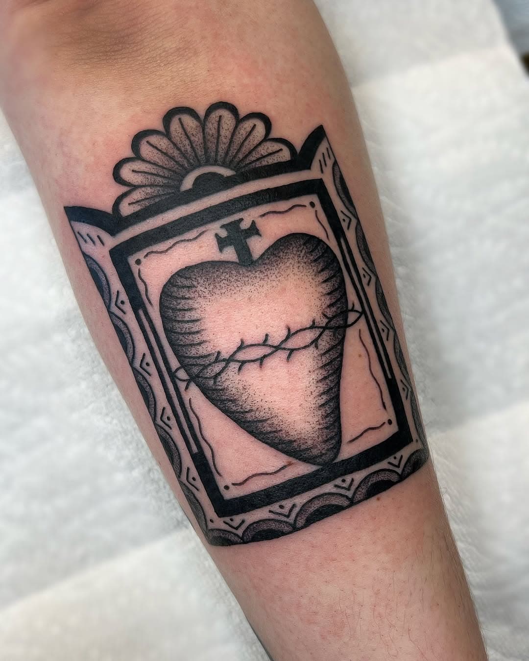 A special someone finally picked one of my favorite sagrado corazón designs from my sketchbook.  This drawing was inspired by a very old retablo by José Rafael Aragon. Thank you Abby @thebandoryx 🖤