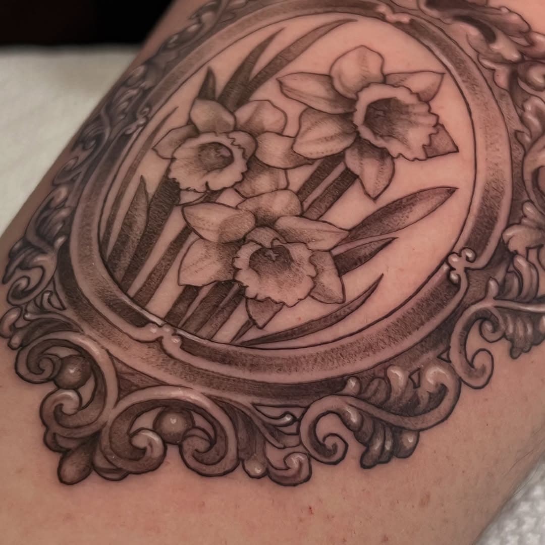 🖼️ 
•
@iloveyou.tattoo 
•
#tattoo #daffodils