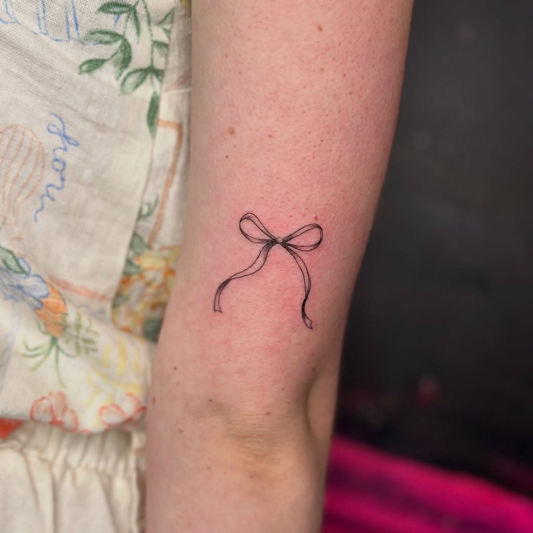 Ribbon 🎀 
Artist : palmviii 
Design : Request by customer 
#sydneytattoo #nswtattoo #tattoosydneyartist #blackworktattoo #finelinetattoo #penciltattoo #pentattoo #tattooforgirls #tattoofont #minimaltattoo #scripttattoo #colortattoo #tattoo #ribbontattoo